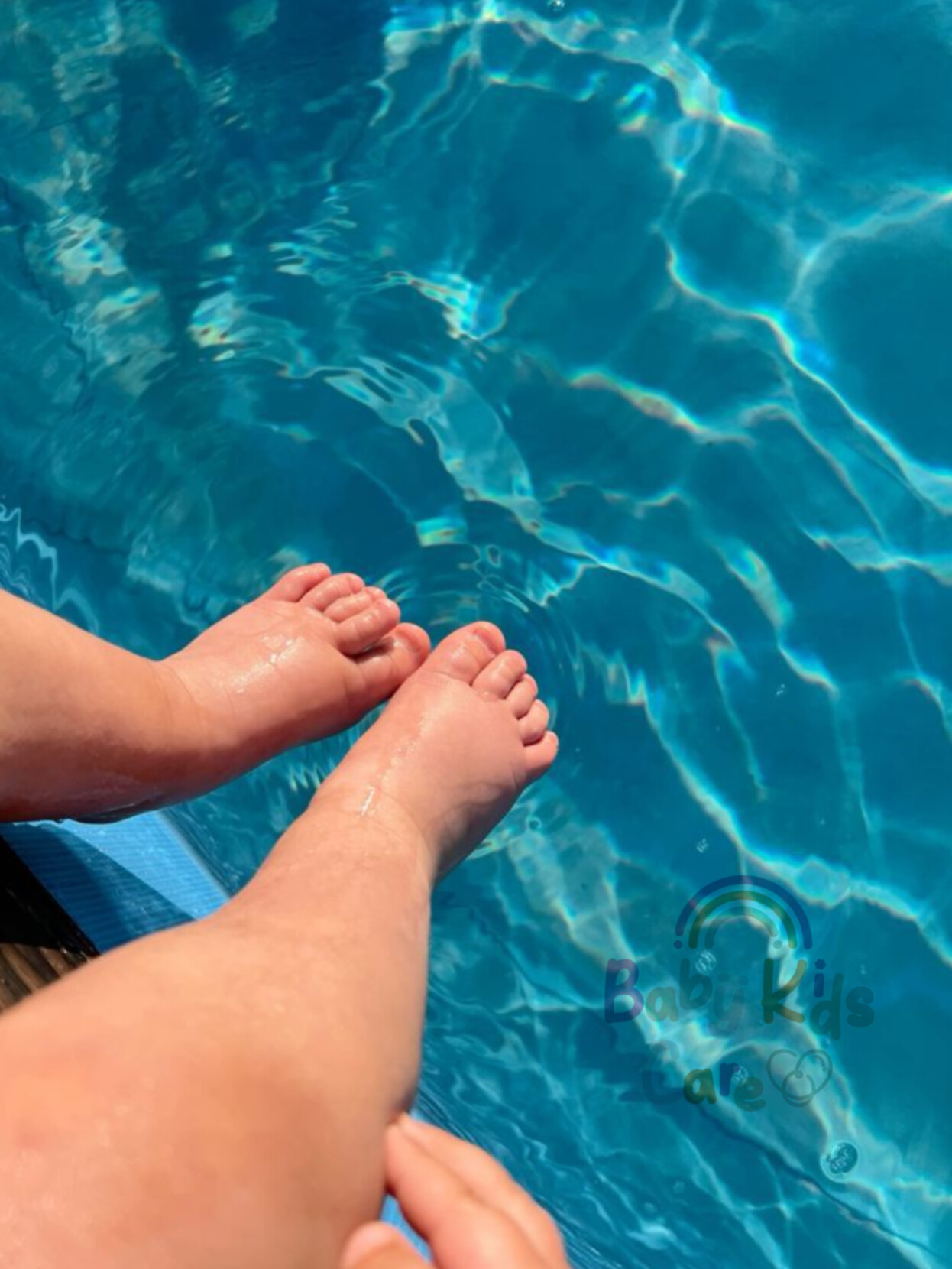 Bebé durmiendo plácidamente en brazos de su cuidadora profesional