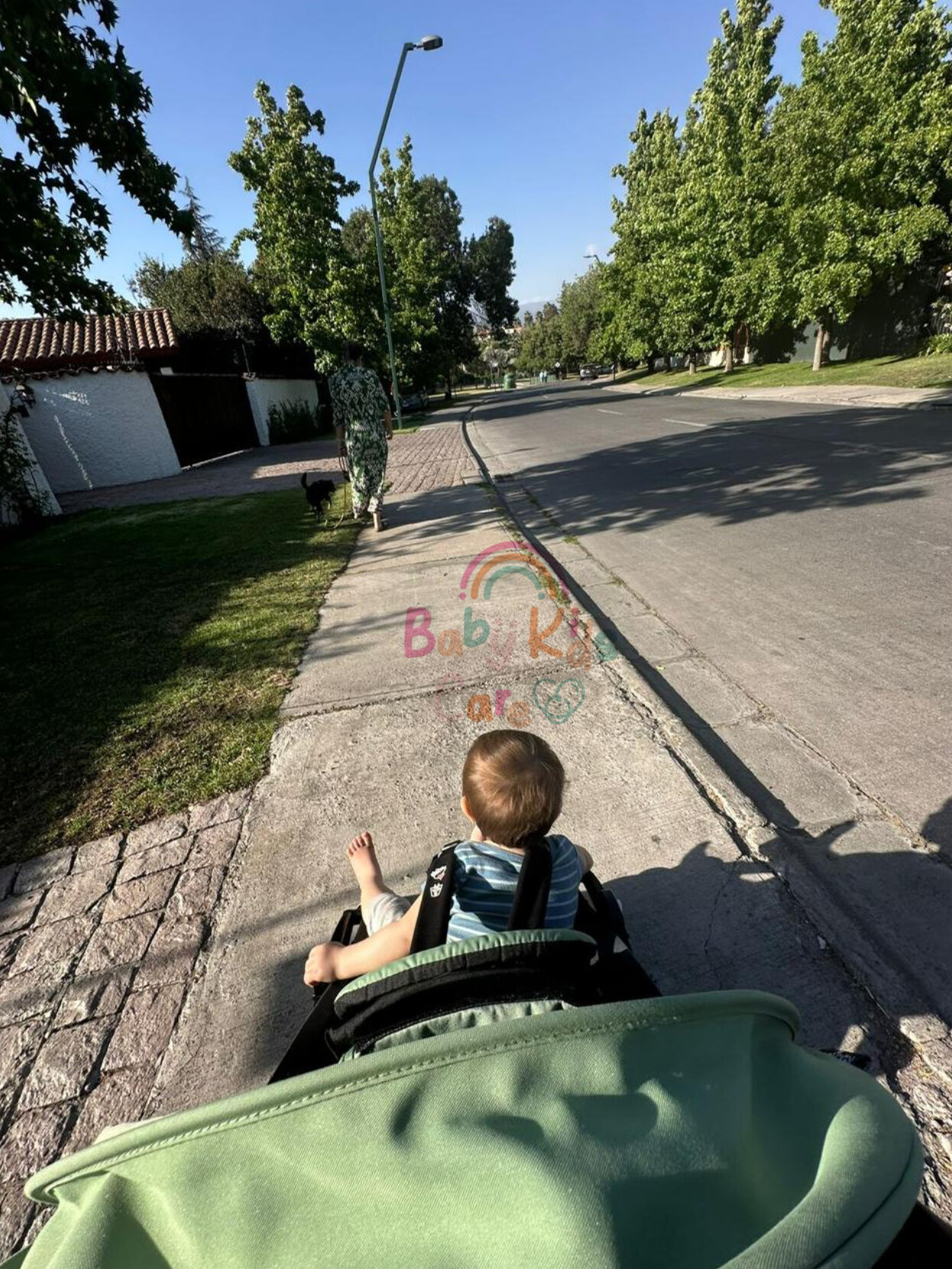 Niña sonriendo mientras juega con juguetes didácticos en casa